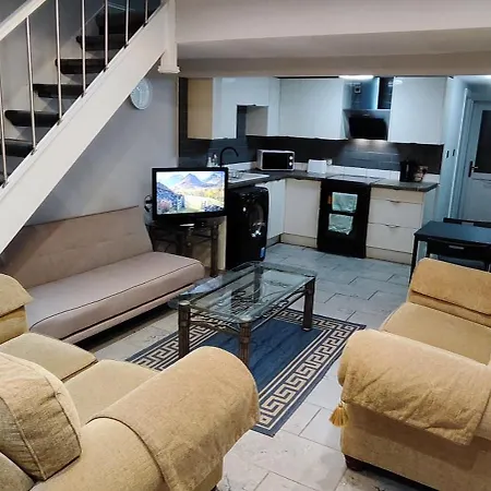 A Whole Terrace House To شقة Distington