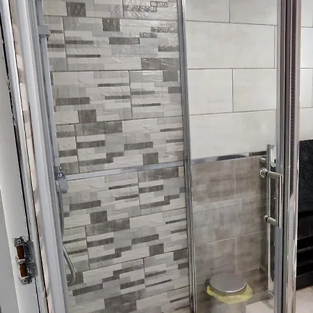 A Whole Terrace House To شقة Distington